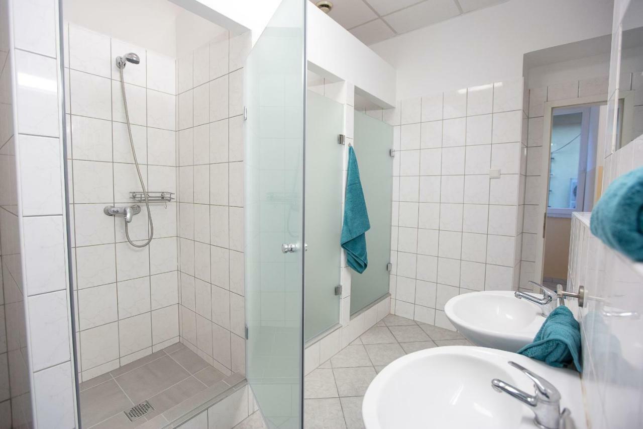 Minidorm Rooms In Heart Of City Center Maribor Bagian luar foto